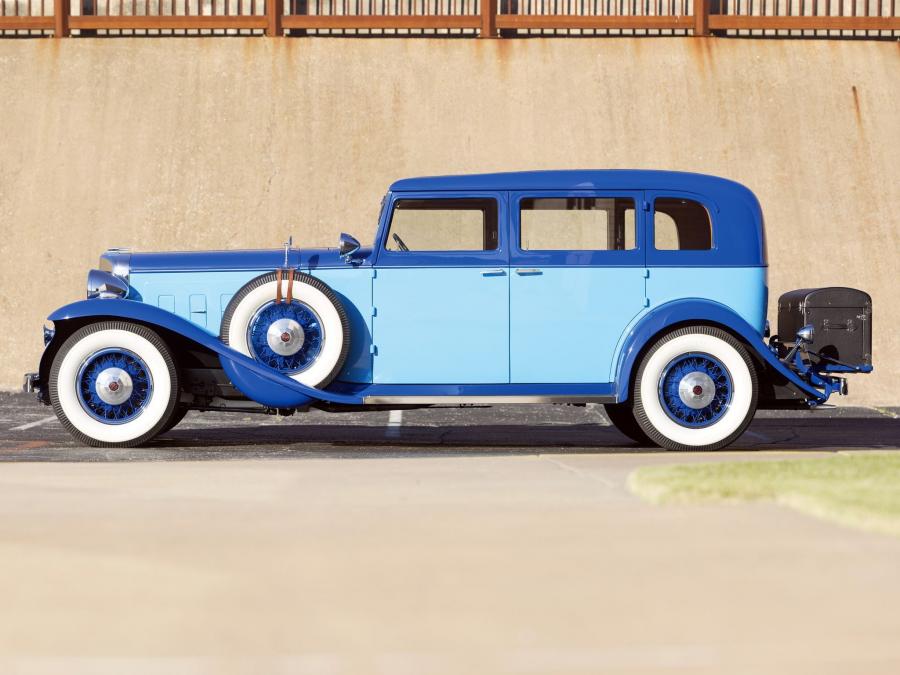  Marmon Sixteen 5-Passenger Sedan by LeBaron 1933 года  (фото 2 из 8)